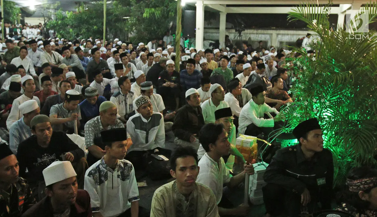 Ratusan santri dan tamu undangan berkumpul di kediaman KH. Abdurrahman Wahid (Gus Dur), Ciganjur, Jakarta Selatan, Jumat (22/12). Kegiatan tersebut digelar dalam Sewindu Haul Gus Dur. (Liputan6.com/Herman Zakharia)