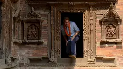 Putra Mahkota Kerajaan Inggris, Pangeran Harry, ketika mengunjungi salah satu situs warisan dunia, Patan Durbar Square di Kathmandu, Nepal, Minggu (20/3). (REUTERS/Prakash Mathema/Pool)