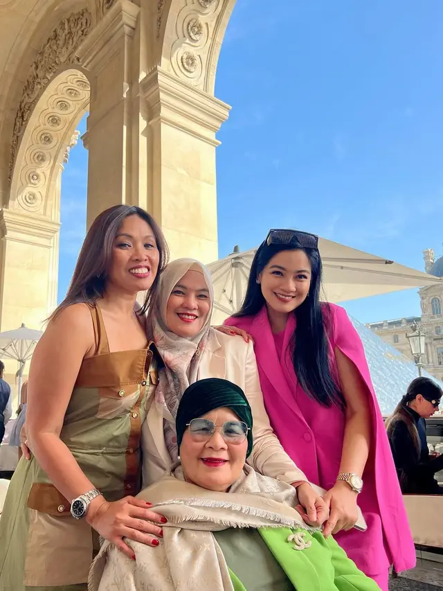 7 Potret Liburan Titi Kamal di Paris, Seru Bareng Sahabat