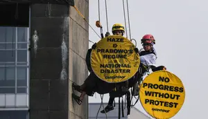 Aksi Greenpeace di Bundaran HI Soroti Krisis Iklim dan Biaya Hidup
