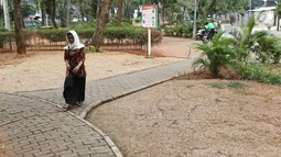 Warga berada di Taman Sepeda, Jakarta Selatan, Sabtu (25/8). Kurangnya perawatan serta musim kemarau yang masih berlangsung di Ibukota membuat rumput dan sejumlah tanaman di taman tersebut mati akibat kekeringan. (Liputan6.com/Immanuel Antonius)