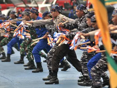 Anggota Kepolisian Air dan Udara (Polairud) melakukan atraksi saat perayaan HUT ke-68 Korpolairud di Mako Ditpolairud, Jakarta, Senin (3/12). Atraksi ini diisi oleh berbagai penampilan. (Merdeka.com/Iqbal Nugroho)