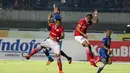 Gekaran tanpa bola pemain Persib dan Persija pada laga Torabika SC 2016 di Stadion GBLA, Bandung, Sabtu (16/7/2016). (Bola.com/Nicklas Hanoatubun)