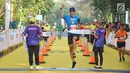 Peserta mencapai garis finish pada acara BNI-UI Half Marathon 2019 di Kampus Universitas Indonesia, Depok, Jawa Barat, Minggu (7/7/2019). BNI UI Half Marathon 2019 diikuti 4800 peserta dengan kategori 5K, 10K, dan 21K (half marathon). (Liputan6.com/Herman Zakharia)