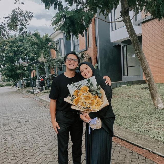 7 Potret Ricky Harun dan Herfiza Tampil dengan Baju Couple, Serasi Banget