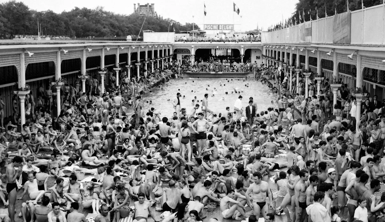 Warga menikmati kolam renang 'Deligny' selama gelombang panas di Paris, Prancis, 16 Juni 1957. (AFP)