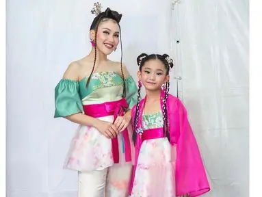 Ini dia penampilan Ayu Ting Ting dan Bilqis yang mencuri perhatian banyak netizen. Keduanya tampil menawan dalam balutan hanbok modern saat membawakan lagu dari Xdinary Heroes. (Liputan6.com/IG/@ayutingting92)