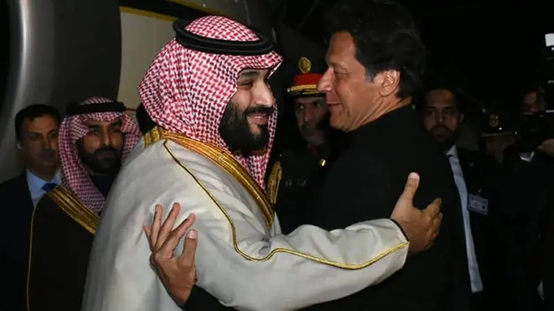 Pangeran Saudi saat tiba di Pakistan. (AFP/Pakistan Press Information Department)