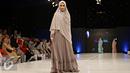 Artis Anisa Annisa Trihapsari membawakan busana muslim rancangan Si.Se.Sa: Syar'i for Urban, Jakarta (10/2). Peragaan menampilkan 61 koleksi dalam tujuh rangkaian dengan rentang warna pastel yang lebar. (Liputan6.com/Immanuel Antonius)