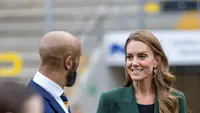 Gaya Daur Ulang Kate Middleton, Blazer Lama Tampil dengan Padu Padan Baru