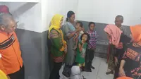 Senyum keluarga bayi korban penelantaran puskesmas terkembang. Tak lama, sang ibu menangis tersedu. (Liputan6.com/Fajar Eko Nugroho)