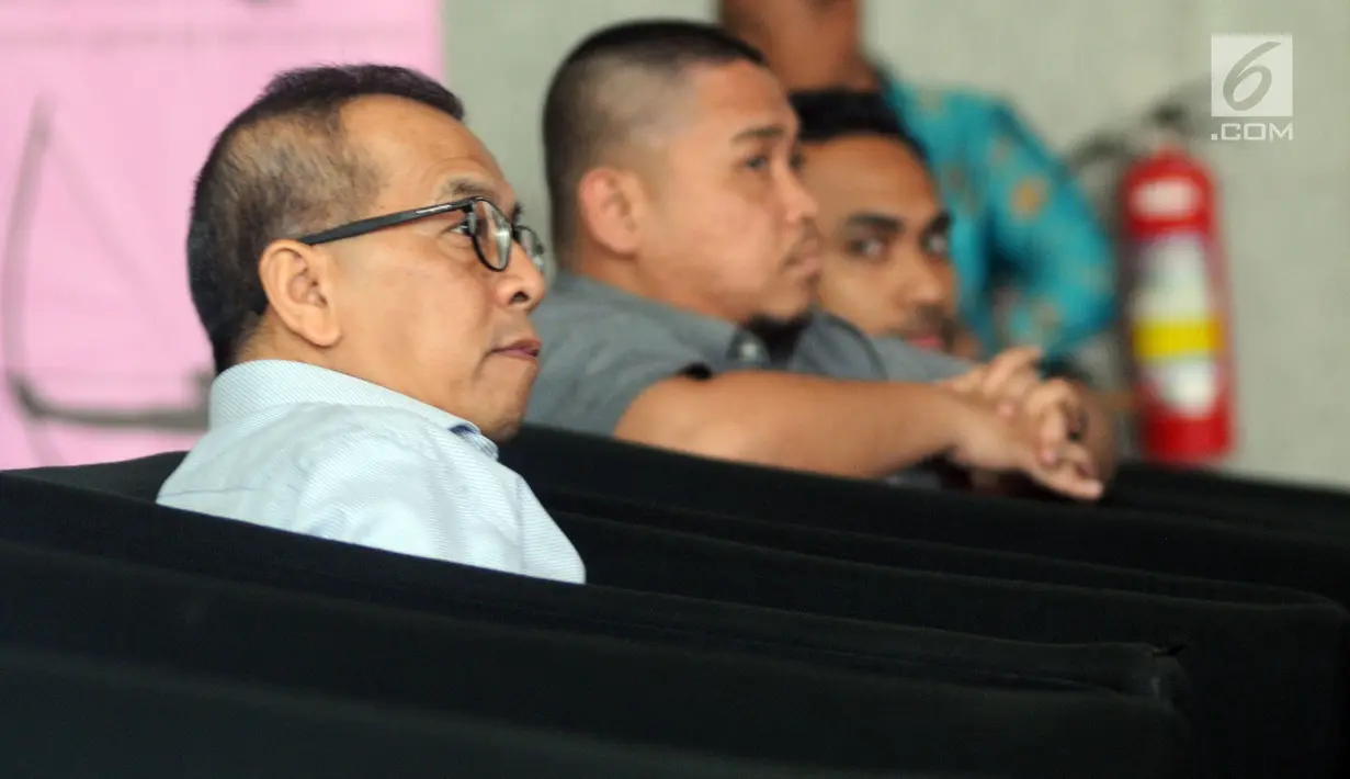 Mantan Dirut PT Garuda Indonesia Emirsyah Satar (kiri) menunggu pemeriksaan oleh penyidik KPK di Jakarta, Rabu (7/8/2019). Emirsyah diperiksa sebagai tersangka kasus dugaan suap pengadaan pesawat dan mesin pesawat dari Airbus SAS dan Rolls Royce PLC pada PT Garuda Indonesia (merdeka.com/Dwi Narwoko)