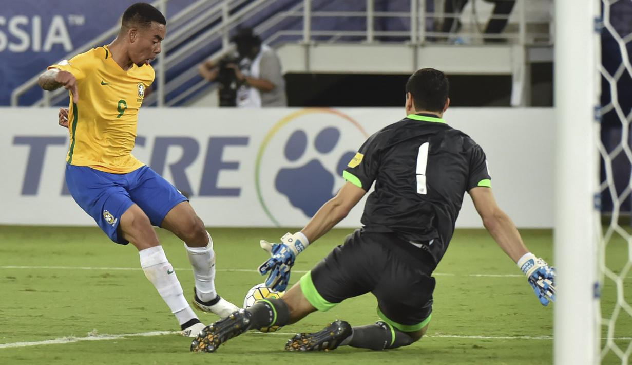 Gabriel Jesus (kiri) dihadang kiper Bolivia, Carlos Lampe pada laga kualifikasi Piala Dunia 2018 di Dunas Arena Stadium, Natal, Brasil, (7/10/2016). (AFP/Nelson Almeida)