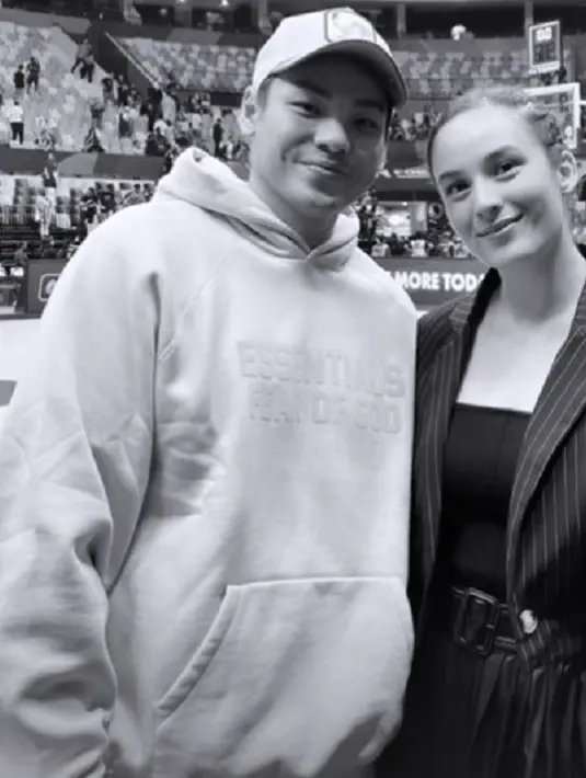 Dalam unggahan story Instagram, terlihat Chelsea Islan juga menonton pertandingan terakhir FIBA di Jakarta, bersama sang suami Rob Clinton. Chelsea tampil elegan dengan blazer bergaris, sedangkan Rob tampil kasual dengan hoodie. [Foto: Instagram/chelseaislan]
