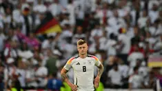 Ekspresi gelandang timnas Jerman, Toni Kroos usai pertandingan perempat final Euro 2024 melawan Spanyol di Stuttgart Arena, Stuttgart, 5 Juli 2024. (Tobias SCHWARZ/AFP)