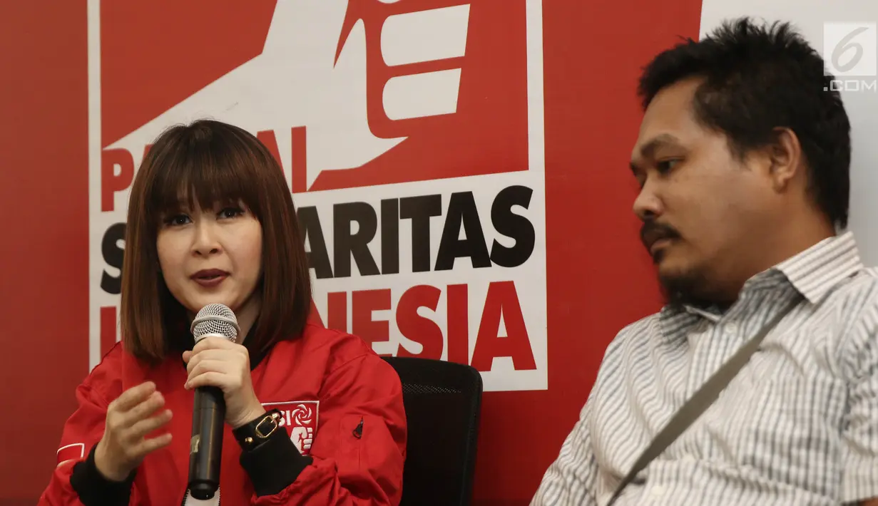 Ketua Umum Partai Solidaritas Indonesia (PSI) Grace Natalie (kiri) bersama penyebar fitnah dan foto hoax terhadap dirinya, Taufan Pratama (kanan) saat jumpa pers permintaan maaf di Jakarta, Senin (19/11). (Liputan6.com/Herman Zakharia)
