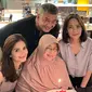 Potret cantik kakak kandung Cut Tary bersama keluarganya (Instagram/ cuttaryofficial)