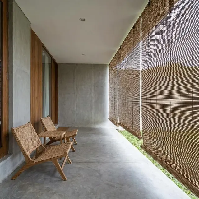 Teras dengan Blind atau Tirai Outdoor (Gemini AI)