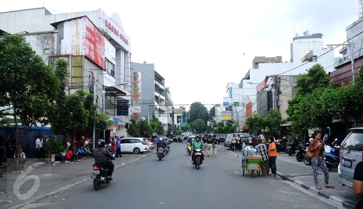 Kondisi arus lalu lintas di sekitar Jalan Agus Salim Jakarta, Kamis (14/1). Pasca ledakan di pos polisi dekat Gedung Sarinah, sejumlah toko dan kantor di sekitar lokasi menghentikan aktivitasnya. (Liputan6.com/Helmi Fithriansyah)