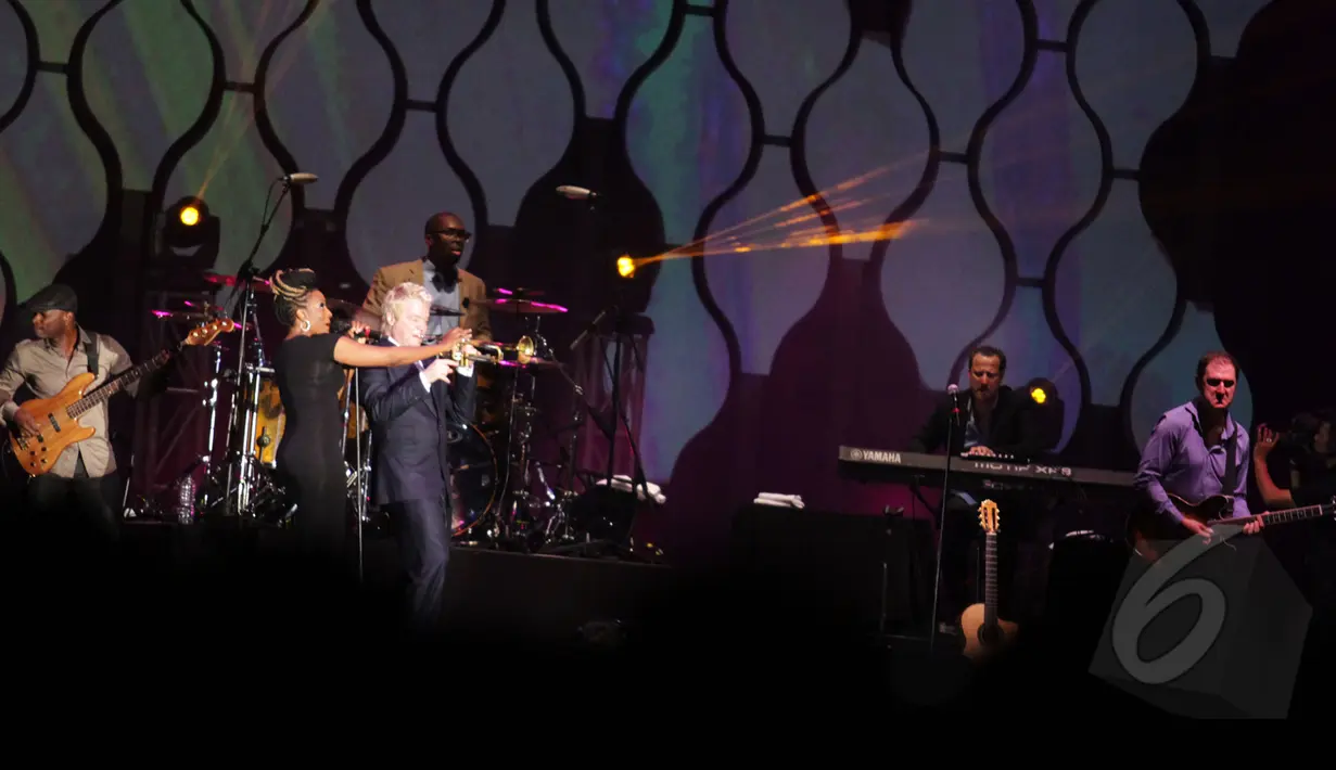 Aksi Chris Botti dan bandnya di atas panggung Java Jazz Festival 2015 di JIExpo, Jakarta, Sabtu (7/3). Ajang musik jazz tahunan itu berlangsung tiga hari dengan tema "Exploring Indonesia".(Liputan6.com/Faizal Fanani)