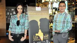 Andhika Pratama dan Ussy Sulistyawati berpose saat acara perilisan buku biografi mereka berjudul "Bukan Cinta Cinderella" di Lippo Mall Kemang, Jakarta, Jumat (22/5). (Liputan6.com/Panji Diksana)