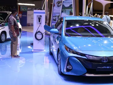 Mobil listrik Toyota yang dipamerkan pada ajang pameran Gaikindo Indonesia International Auto Show (GIIAS) 2021 di ICE BSD, Tangerang, Banten, Senin (15/11/2021). Para produsen otomotif berlomba menampilkan ragam mobil listrik untuk disajikan kepada para pelanggan. (Liputan6.com/Angga Yuniar)