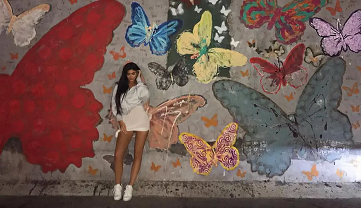 Di balik itu semua, kabar mengejutkan datang dari Kylie Jenner yang telah meraup keuntungan bisnisnya yang mencapai 5 T dalam kurun waktu dua tahun berbisnis kosmetik.  (Instagram/kyliejenner)