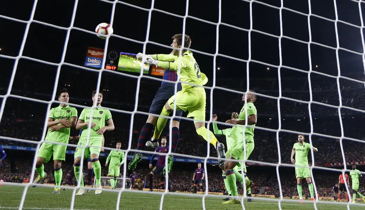 Kiper Levante, Aitor Fernandez, menghalau bola saat melawan Barcelona pada laga La Liga 2019 di Stadion Camp Nou, Sabtu (27/4). Barcelona menang 1-0 atas Levante. (AP/Manu Fernandez)