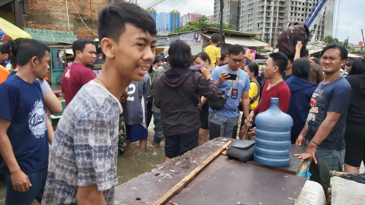 Terbuat dari Papan, Perahu Ini Bantu Warga yang Terjebak Banjir