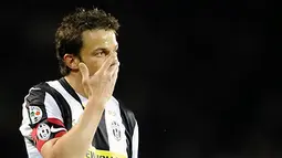 Penyerang Juventus, Alessandro Del Piero letiak bertanding di partai Serie A kontra Inter Milan pada 18 April 2009 di Olimpico Stadium, Turin. AFP PHOTO/DAMIEN MEYER