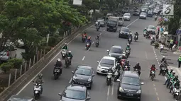 Kendaraan melintas di Jalan Margonda Raya, Depok, Jawa Barat, Jumat (18/8). BPTJ mengeluarkan rekomendasi perluasan pelarangan motor di Jakarta dan kota-kota di sekitarnya, salah satunya di Jalan Margonda, Depok. (Liputan6.com/Immanuel Antonius)