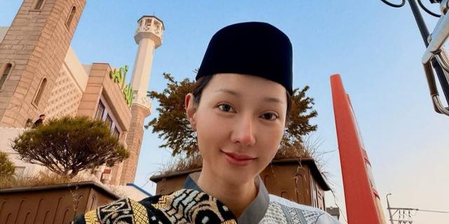 Potret Lucinta Luna Lebaran dengan Sarung dan Baju Koko, Berdiri di Shaf Laki-Laki Saat Salat Id