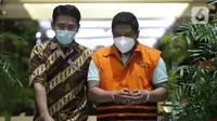 Petugas menggiring penyidik KPK, Stepanus Robin Pattuju (kanan) usai menjalani rilis penahanan di Gedung KPK, Jakarta, Kamis (22/4/2021). Stepanus ditahan sebagai tersangka kasus dugaan penerimaan hadiah terkait penanganan perkara Wali Kota Tanjung Balai 2020-2021. (Liputan6.com/Helmi Fithriansyah)