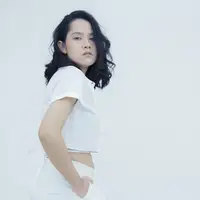 Jika kamu salah satu penggemar tampilan monokrom, tips yang satu ini mungkin bisa membantu. Padu padan bernuansa all white ini menggunakan atasan crop top berkerah dengan detail tali di bagian perut dan celana 7/8 dengan saku di kedua sisi. Foto: Document/FIMELA.