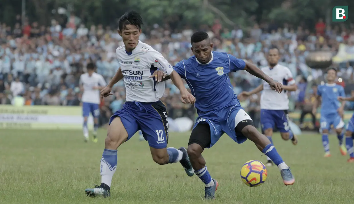 Striker Perserang Serang, Oktovianus Maniani, berusaha melewati bek Persib Bandung, Henhen Herdiana, pada laga persahabatan di Stadion Maulana Yusuf, Serang, Kamis (1/3/2018). Persib menang 6-0 atas Perserang. (Bola.com/M Iqbal Ichsan)