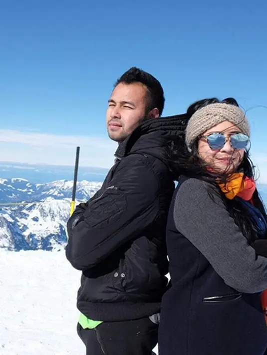 Raffi Ahmad dan Nagita Slavina alias Gigi saat berpose gunung salju. Dalam fotonya ia menuliskan keterangan "Goodbye Swiss, going to Netherland". (Foto:Instagram/raffinagita1717)