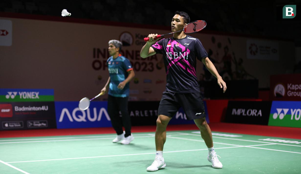 Pebulu tangkis tunggal putra Indonesia, Jonatan Christie (kanan) dan pelatih kepala Irwansyah melakukan latihan menjelang Indonesia Open 2023 di Istora Senayan, Jakarta, Senin (12/06/2023). Turnamen BWF Super 1000 tersebut diikuti oleh 268 atlet dari 20 negara yang berlangsung pada 13-18 Juni 2023. (Bola.com/Bagaskara Lazuardi)
