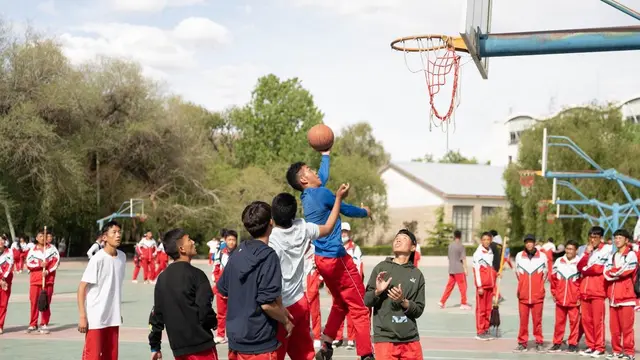 siswa Sekolah Menengah Lhasa bermain basket di kompleks sekolah di Lhasa, ibu kota Daerah Otonom Tibet, China barat daya.