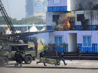 Personel Tentara Nasional Indonesia (TNI) melakukan atraksi simulasi anti-teror saat peringatan HUT ke-80 TNI di lapangan Monumen Nasional (Monas), Jakarta, Minggu (5/10/2025). (merdeka.com/Arie Basuki)
