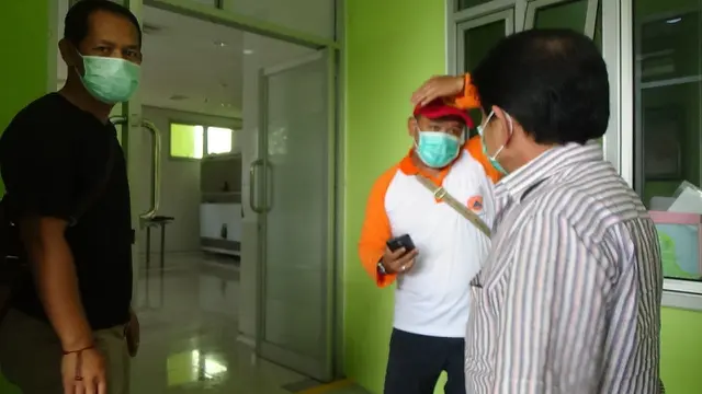 Bupati Banjarnegara, Budhi Sarwono sempat menjenguk pemandu lagu yang dirawat di ruang isolasi Covid-19. (Dok. Pemkab Banjarnegara, Liputan6 com/Galoeh Widura).