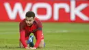Gelandang Inggris, Dele Alli, terjatuh saat laga persahabatan melawan Jerman di Olympiastadion, Berlin, Sabtu (26/3/2016). Jerman lebih menguasai jalannya laga dengan penguasaan bola.57 persen. (Action Images via Reuters/Carl Recine)