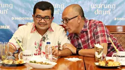 Psikolog Forensik, Reza Indragiri Amriel (kiri) berbincang dengan mantan Hakim, Asep Iwan Iriawan disela-sela menjadi pembicara pada diskusi bertema Mencari Sang Pembunuh di Jakarta, Sabtu (30/1). (Liputan6.com/Immanuel Antonius)