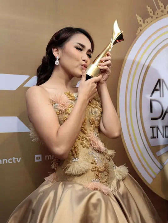 "Seneng banget, ini kategori Penyanyi Dangdut (Wanita) Terpopuler. Alhamdulillah masih dipercaya, sama ADI dan ternyata banyak yang sayang," ucap Ayu Ting Ting seusai mendapat penghargaan di kawasan Kebon Jeruk, Senin (5/12). (Deki Prayoga/Bintang.com)