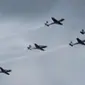Lima pesawat ini beberapa kali memperlihatkan atraksi berbahaya di atas udara, dari manuver melingkar hingga terbang terbalik.