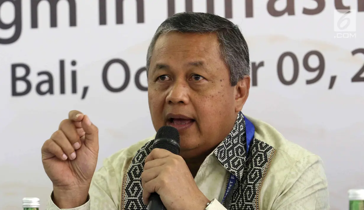 Gubernur BI Perry Warjiyo memberi paparan saat konferensi pers pembukaan Indonesia Investment Forum 2018, Bali, Selasa (9/10). Indonesia mengejar target pertumbuhan ekonomi RPJM 2015-2019 sebesar 5 hingga 7 persen. (Liputan6.com/Angga Yuniar)