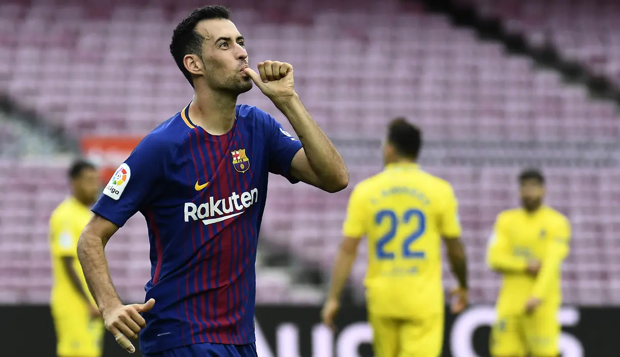 Gelandang Barcelona, Sergio Busquets, merayakan gol yang dicetaknya ke gawang Las Palmas pada laga La Liga Spanyol di Stadion Camp Nou, Katalonia, Minggu (1/10/2017). Barcelona menang 3-0 atas Las Palmas. (AFP/Jose Jordan)
