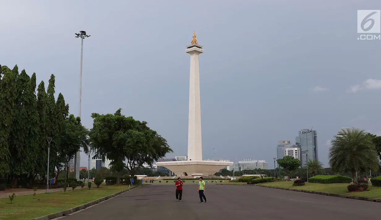 Dua warga beraktivias di kawasan Monumen Nasional (Monas), Jakarta, Sabtu (19/5). Kawasan wisata yang menjadi simbol ibukota tersebut menjadi salah satu lokasi warga untuk “ngabuburit” atau menunggu waktu berbuka puasa. (Liputan6.com/Immanuel Antonius)