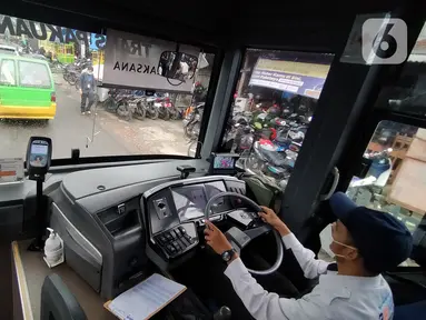 Pengemudi Biskita Transpakuan mengemudi kendaraan di jalan kawasan Kota Bogor, Jawa Barat, Senin (14/11/2022). Pemkot Bogor berencana akan menerapkan tarif pada moda transportasi umum Biskita Transpakuan. (Liputan6.com/Magang/Aida Nuralifa)