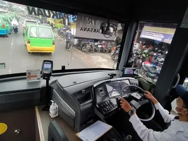 Pengemudi Biskita Transpakuan mengemudi kendaraan di jalan kawasan Kota Bogor, Jawa Barat, Senin (14/11/2022). Pemkot Bogor berencana akan menerapkan tarif pada moda transportasi umum Biskita Transpakuan. (Liputan6.com/Magang/Aida Nuralifa)