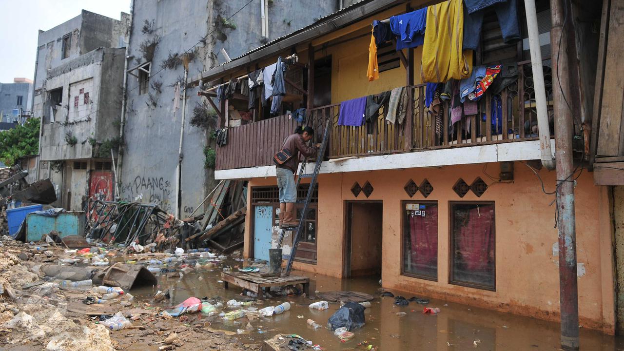20151117-Banjir Surut, Warga Kampung Pulo Mulai Bersih-bersih-Jakarta
